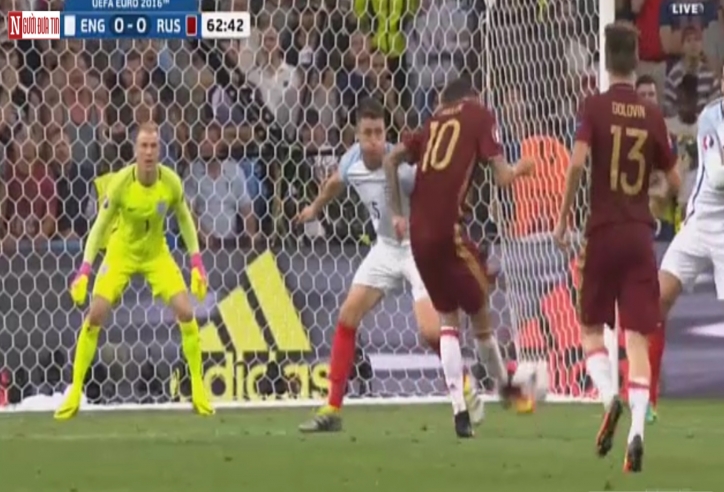 VIDEO: Smolov bên phía đội tuyển Nga có pha dứt điểm cực kỳ nguy hiểm